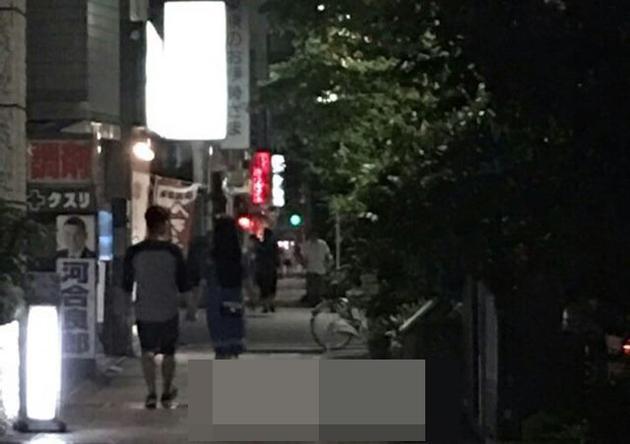 雪莉崔子日本街头约会 大方牵手深情对视