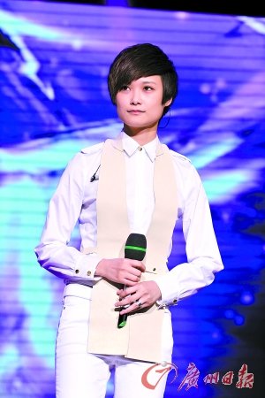 李宇春<em>无名指戴戒指</em>被传嫁金领:现在没谈恋爱