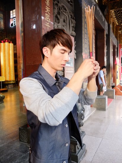 陈势安《天后》霸占榜首破百周 歌迷送订制红