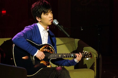 李健做客节目显傲骨 一把吉他唱哭名嘴杨澜