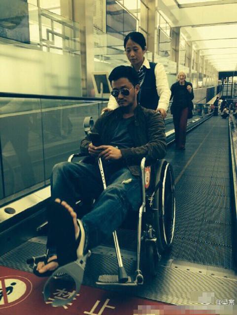 谢楠脚部受伤和老公神同步 吴京心疼喊话妻子