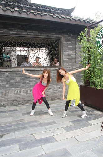 BY2《一呼百应》使十八般武艺 飞吻电眼寻歌