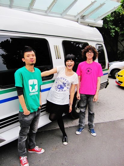 女孩与机器人唱爆音乐节 24小时行程挑战极限