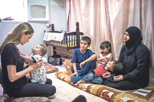 安吉丽娜·朱莉心疼叙利亚妇女儿童 呼吁和平