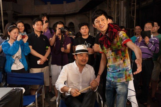 何炅拍摄统一卤肉面新广告 汪涵深夜到场探班