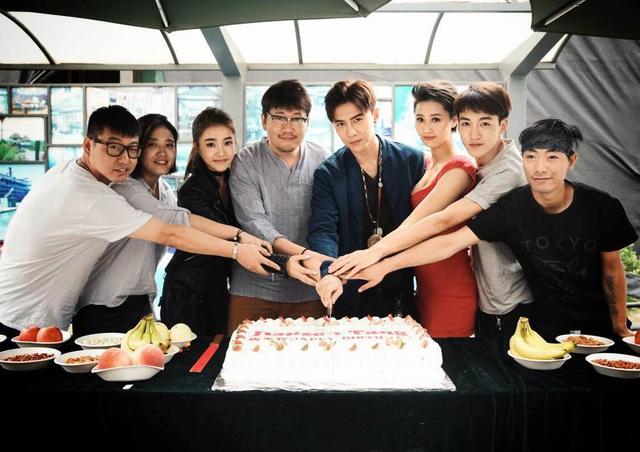 唐禹哲剧组庆生 拍戏受伤仍敬业坚持拍摄