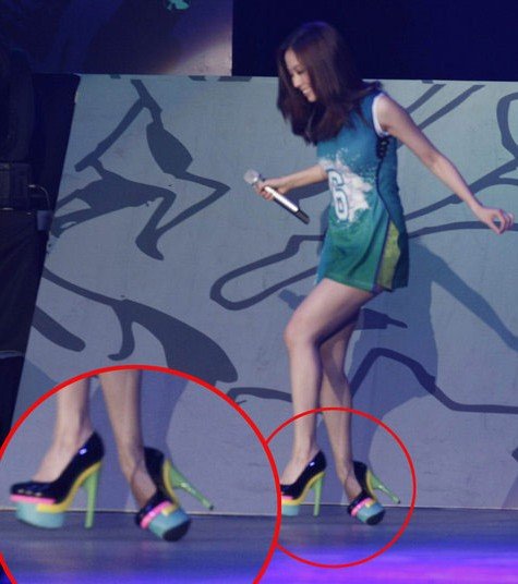 柳岩摔倒走光 女星穿高跟鞋摔倒囧相PK(图)_大