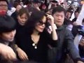 视频：天后王菲抵达台北 惜字如金引发骚乱