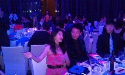 范玮琪婚礼结束转战婚宴 黑白配蛋糕新颖