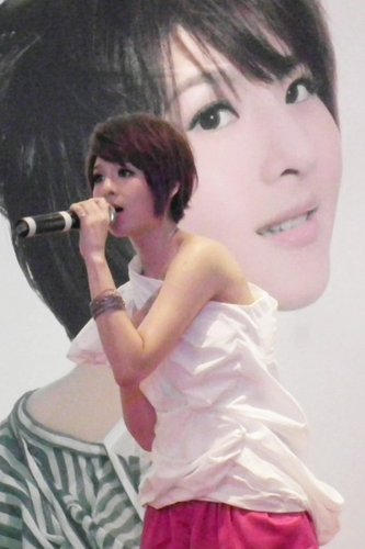 郭静上海宣传新专辑 出书传授“香港玩美”经验