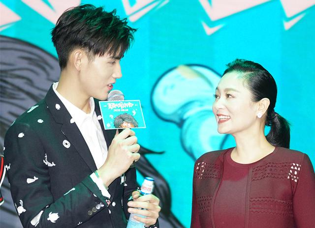 陈红陈飞宇默契十足 同台显母子情深