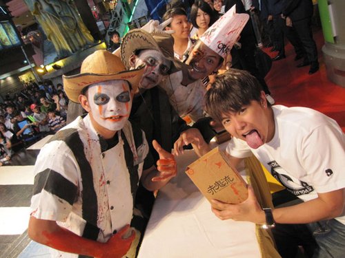 黄鸿升旋风袭马 新书《赤鬼流》签名会人潮攒动