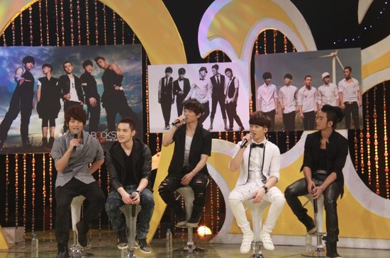 MIC男团公益节目献爱心 自爆曾遭校园暴力