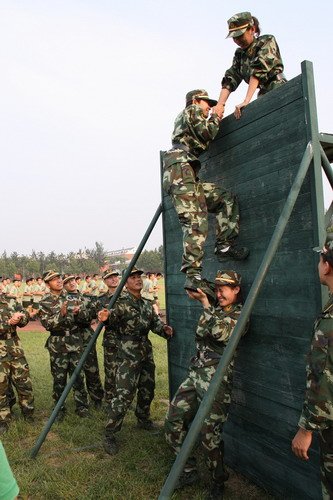 近距离接触了军人武警,体验了神秘而又艰苦的军旅训练生活