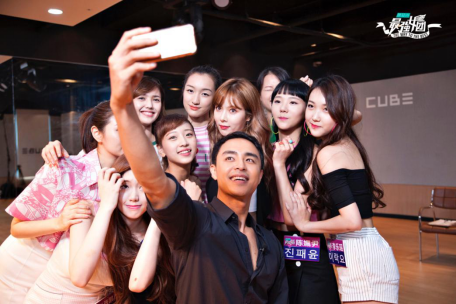 泫雅空降亲授性感电臀舞 学员发生意外遭批评