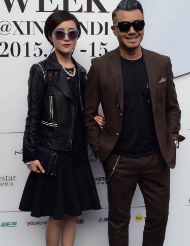 吕研熙亮相上海时装周 风衣短裙尽显霸气女王范