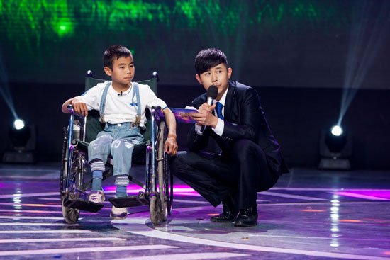 《中国少年派》六一来袭 两岁正太难敌M豆诱