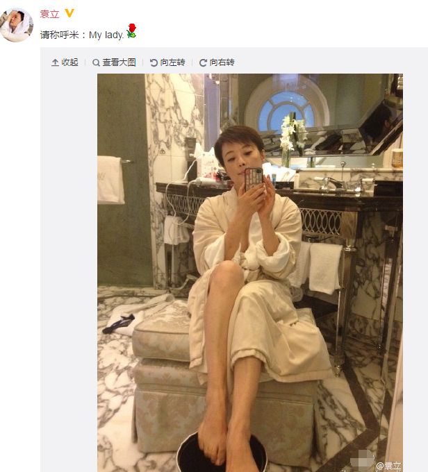 袁立穿着浴袍来自拍，没想到一双美腿成功抢镜