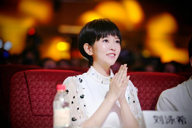 《闪光少女》首映 千指大人刘泳希反差萌惊艳