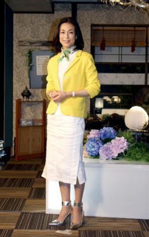 “莉香”铃木保奈美新剧开播 与高桥克典演吻戏