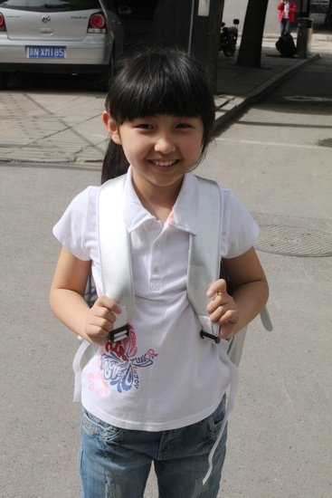 张子枫重返学校喜迎新学期