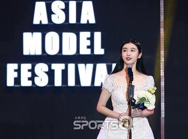 张辛苑女神装扮降临 与朴海镇压轴登台获奖