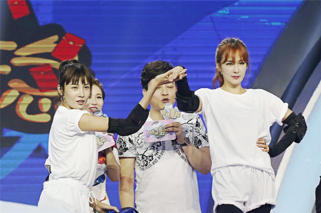 蔡妍现身中国 《拜托拿稳》展女神风采