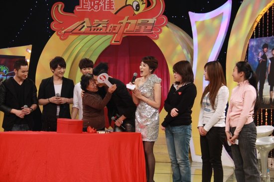 MIC男团公益节目献爱心 自爆曾遭校园暴力