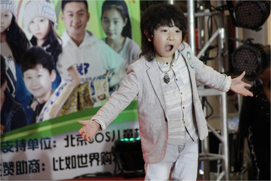 童星邓鸣贺出席母亲节活动 病情稳定望年底复学