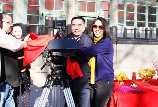 沈傲君《温暖的日子》开机 主创同贺开机大吉