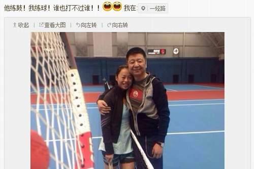 日子里,一向低调的黄妈突然在微博中晒出了自己与老公张鹰的甜蜜合照