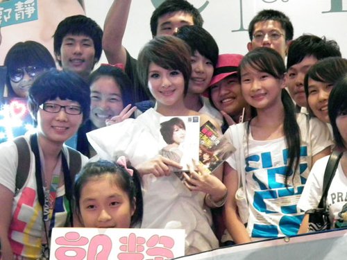 郭静上海宣传新专辑 出书传授“香港玩美”经验