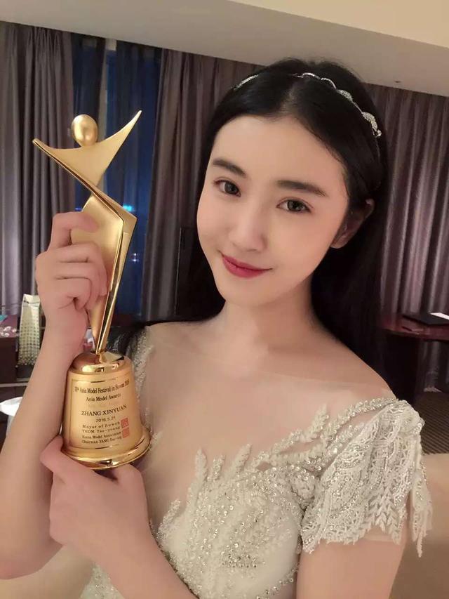 张辛苑女神装扮降临 与朴海镇压轴登台获奖