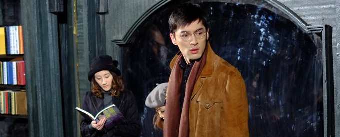 对于胡歌来说,选择去演话剧,在当时其实更像是一个无奈之举。 对于胡歌来说,选择去演话剧,在当时其实更像是一个无奈之举。