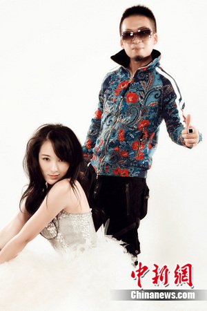 龙梅子老猫新歌Hold住广场舞 《女大要出嫁》