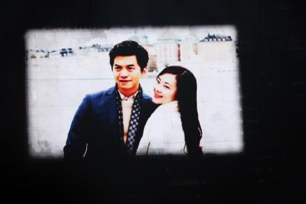 李健北京演唱会晒与妻子合影 10岁认识青梅竹