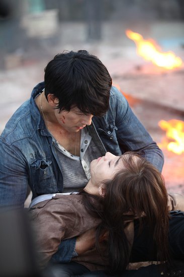 《雅典娜》曝中文预告片 众星潜伏场面燃爆