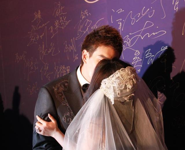 演员经超小李琳完婚数次拥吻 秀8.4克拉钻戒