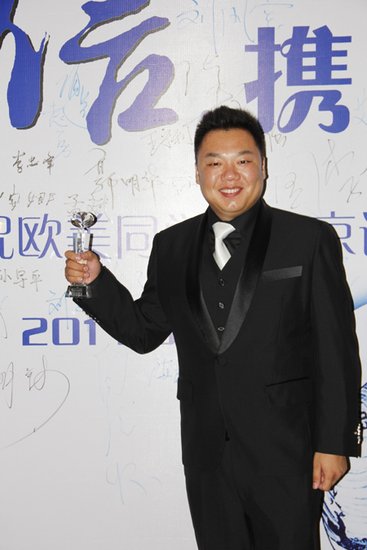 姜超喜获艺术家典范奖 关注社会公益