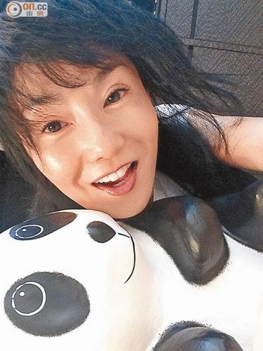 郭富城见熊猫兴奋拍照 张曼玉自称崇尚简约生