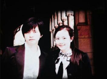 李健北京演唱会晒与妻子合影 10岁认识青梅竹