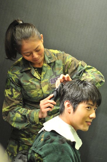 胡宇崴《新兵日記2》開拍 特戰英雄剃頭初體驗