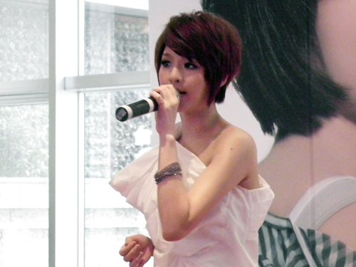 郭静上海宣传新专辑 出书传授“香港玩美”经验