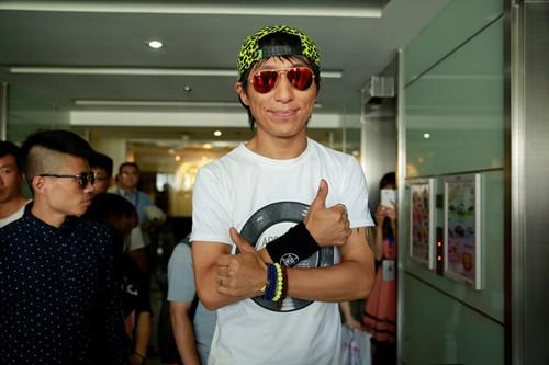 羽凡平衡车送货酷范儿十足