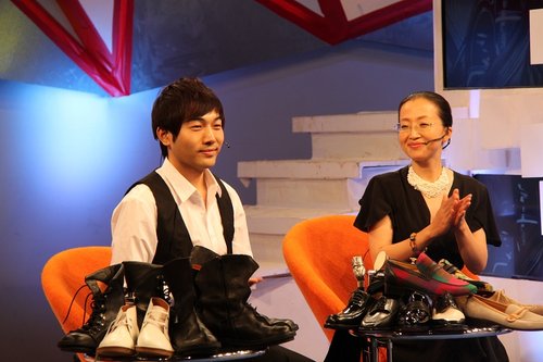 张峻宁神秘做客《锋尚之王》 现场遭检查鞋袜