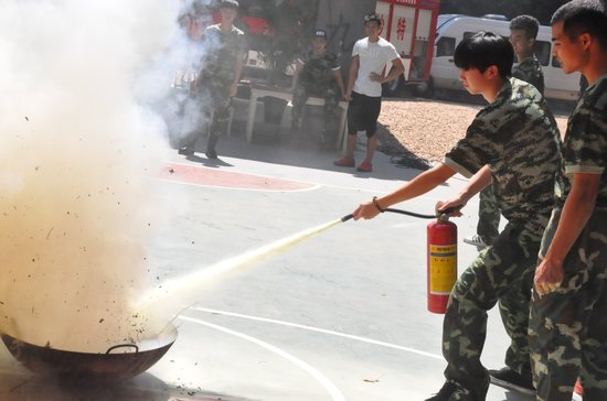 快男训练营办消防体验活动 白举纲感慨救火不