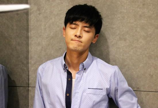 付辛博“失联”多天后现身 万年剪刀手卖萌撩妹