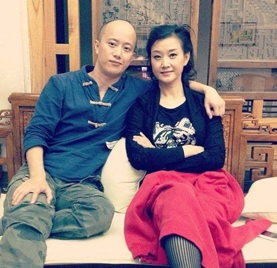 宋祖英与帅气弟弟合影曝光 姐弟俩神似(图)