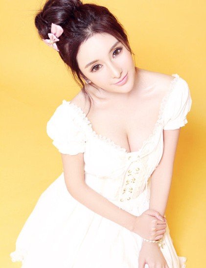 嫩模美佑熙,近日应邀拍摄了一组照片,这组写真整体走大胆的美胸翘臀