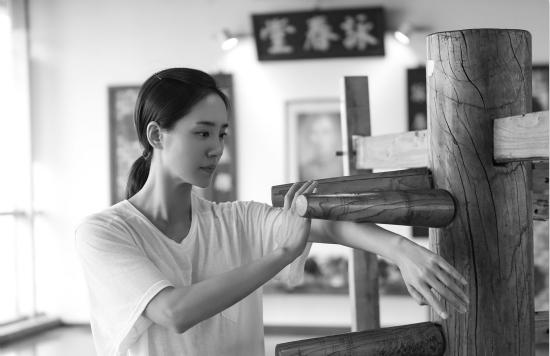 王智直播教学当武术老师 攻气爆表展侠女风范